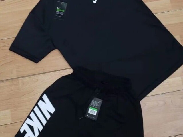 Camiseta e shorts da Nike preto