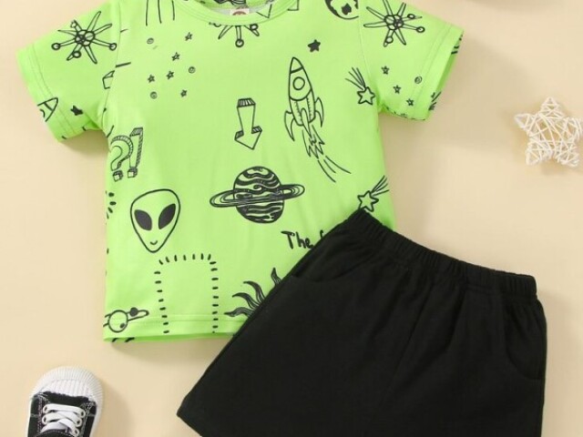 Blusa de ET verde e shorts preto