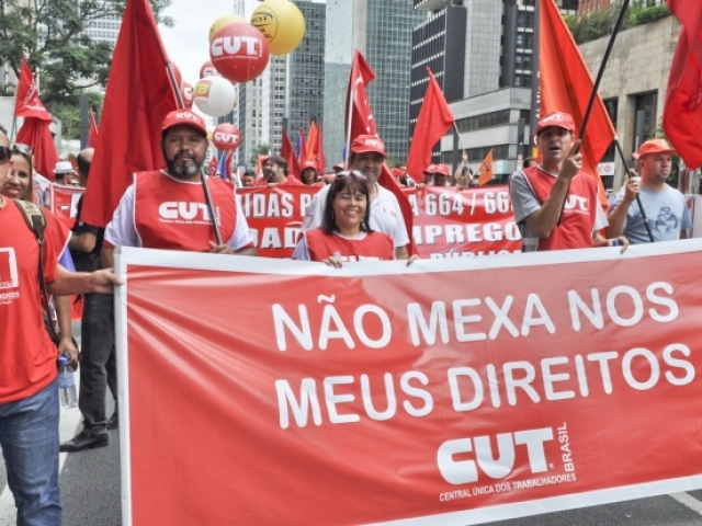 Protesto de trabalhadores reivindicando direitos e igualdade salarial.