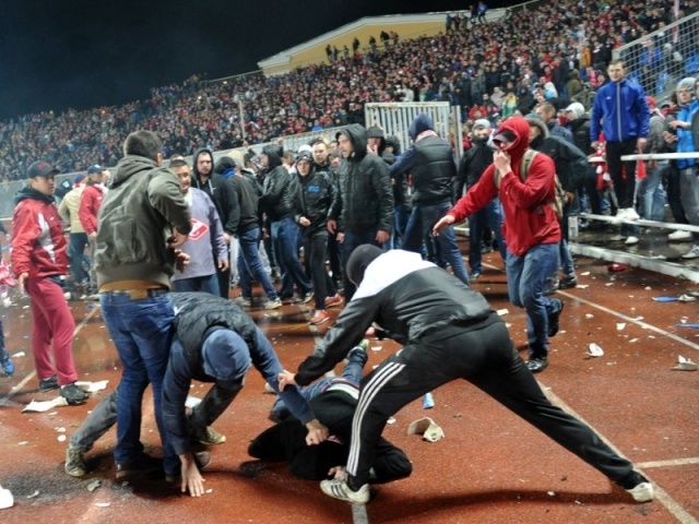 Situação de conflito entre torcidas organizadas em um evento esportivo.