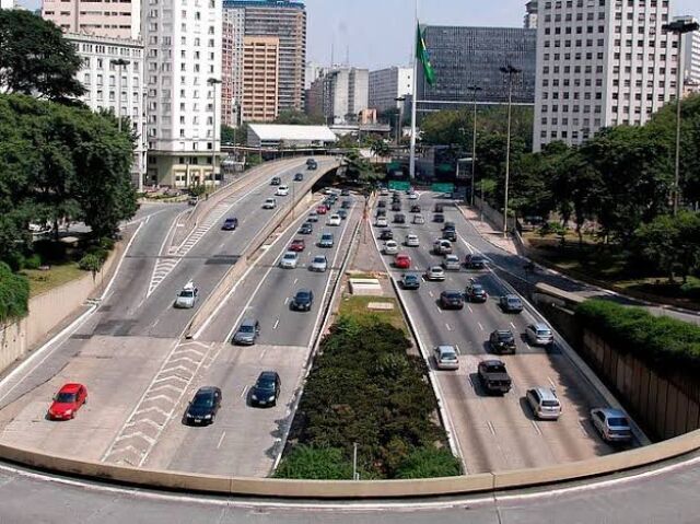 Cenário urbano, com parques e áreas residenciais.