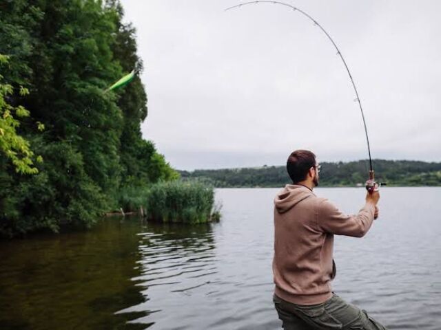 Pessoa pescando em um rio.