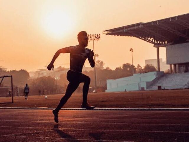 Atleta representando a corrida incansável por lucros.