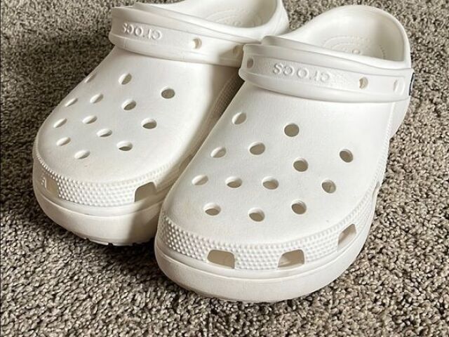 esse (eu me refiro a qualquer tipo de crocs, cor, estilo e etc. E só o crocs mesmo KKK)