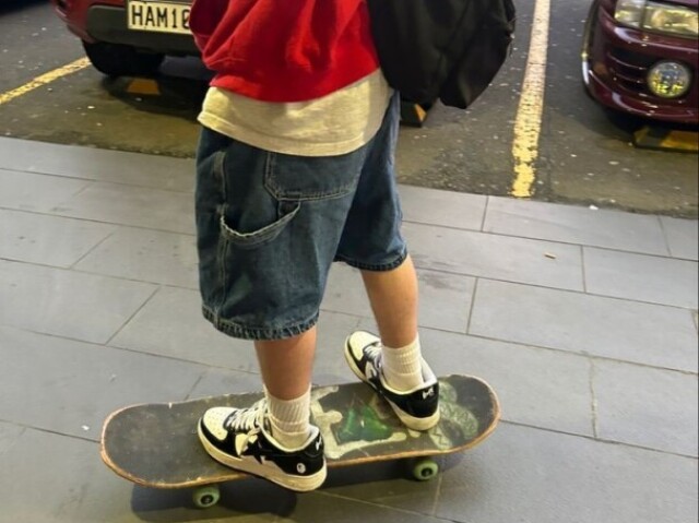 Andar de skate com os amigos