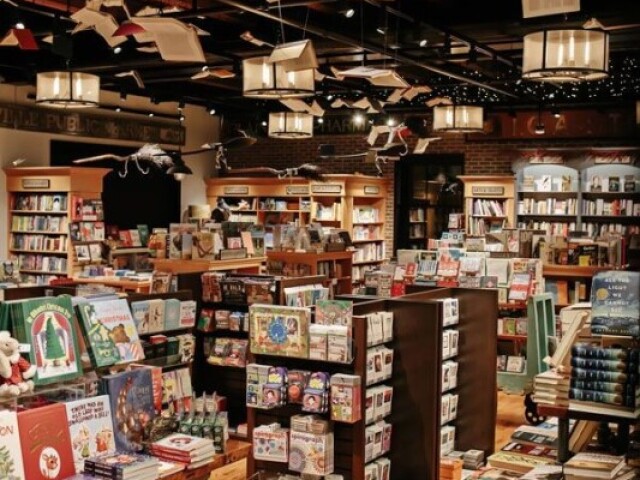 Livraria, biblioteca...
(Lendo livros)