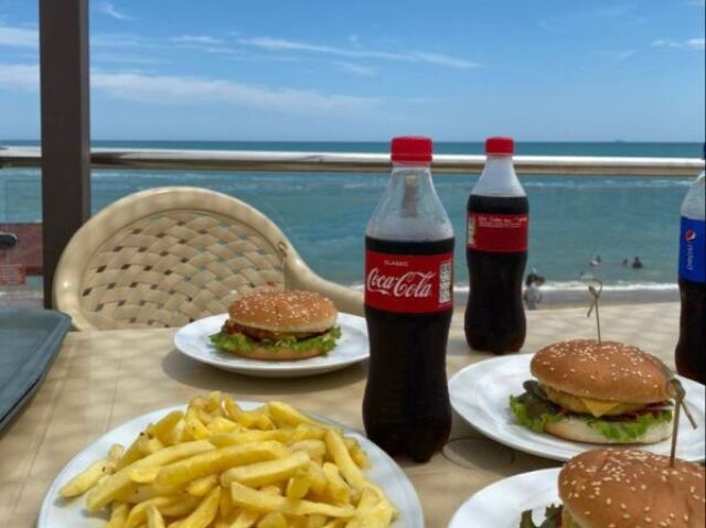 na praia