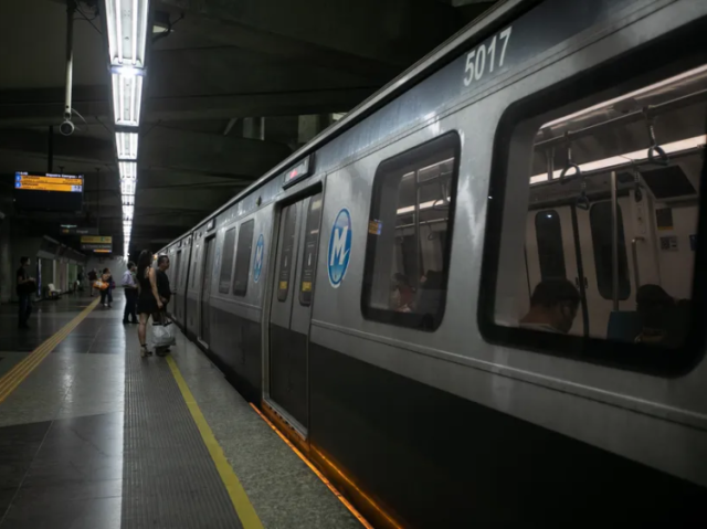 É um pouco tarde e o ônibus demorou a passar então resolvemos ir de trem