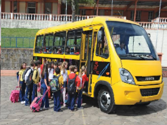 Transporte escolar de qualidade que conduza os estudantes para a universidade e permita que estejam sempre com suas famílias.