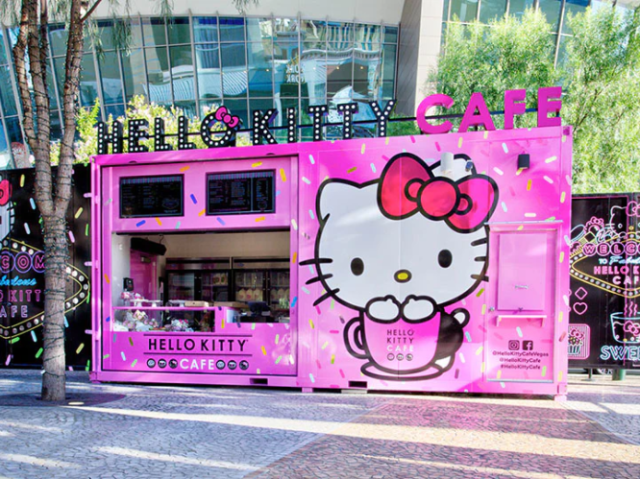 Caminhar um pouquinho e tomar um café no novo café da Hello Kitty que abriu recentemente