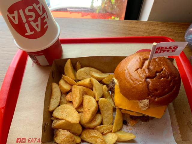 Hambúrguer com batata frita e refrigerante