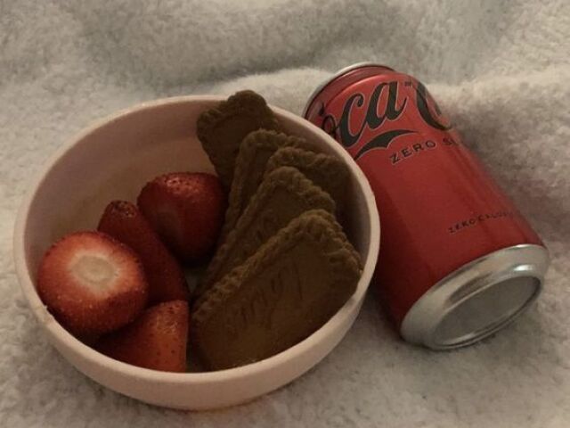 morango , biscoitinho e coca