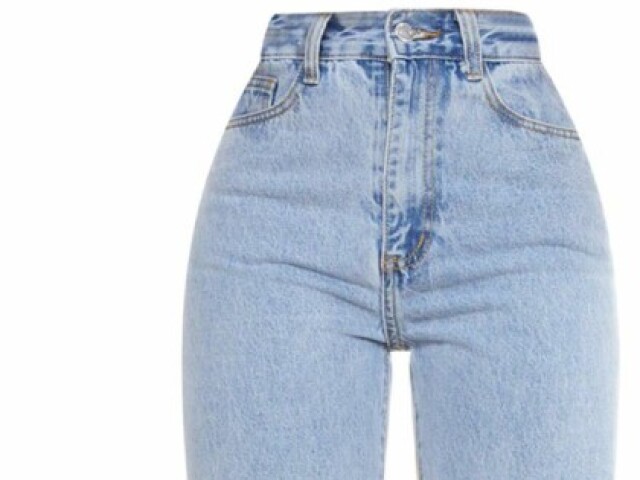 Calça jeans justa dos calcanhares até a cintura