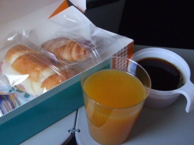 Croissant, pão, suco de laranja e café