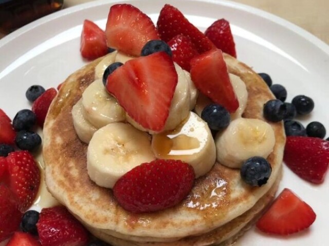 Panqueca com caramelo e frutas