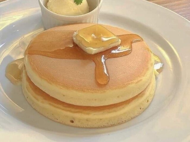 Panqueca com caramelo e um quadradinho de mantega