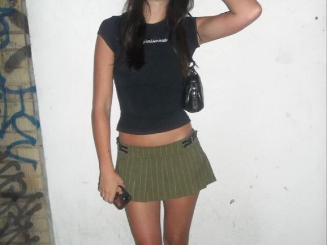 cropped preto com saia verde