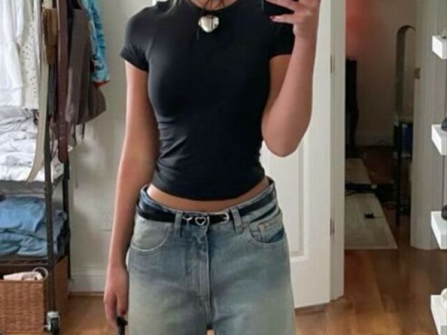 cropped preto e calça jeans