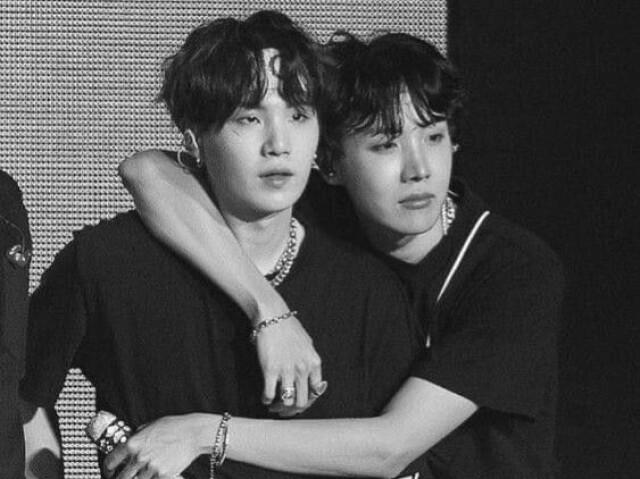 YoonSeok
(Yoongi // Suga e
Hoseok // J Hope)