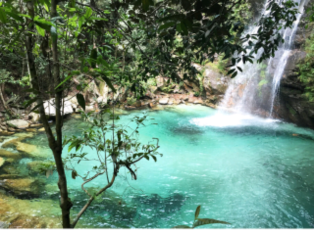 Nadando na cachoeira