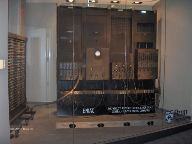 ENIAC (Eletronic Numerical Integrator and Computer)