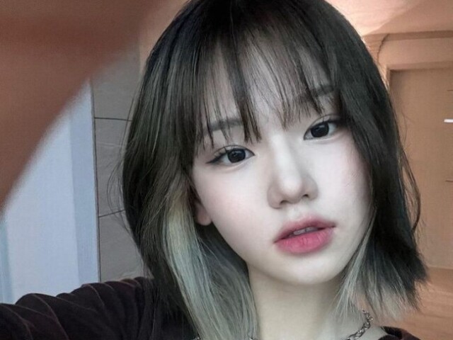 Birth name:Lee minju
Stage name:minju
Nacionalidade:coreana
Posições:
Lead dançar
Lead vocalist
Unnie