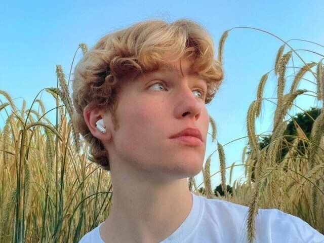 Cabelo loiro
Velho tu e muito gostoso