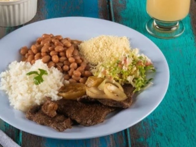 Arroz, feijão, farofa e carne