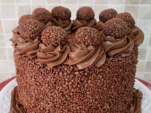 Com brigadeiro e MUITO chocolate