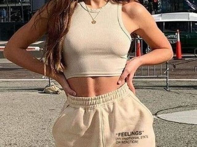 3 uma calça moletom e uma cropd