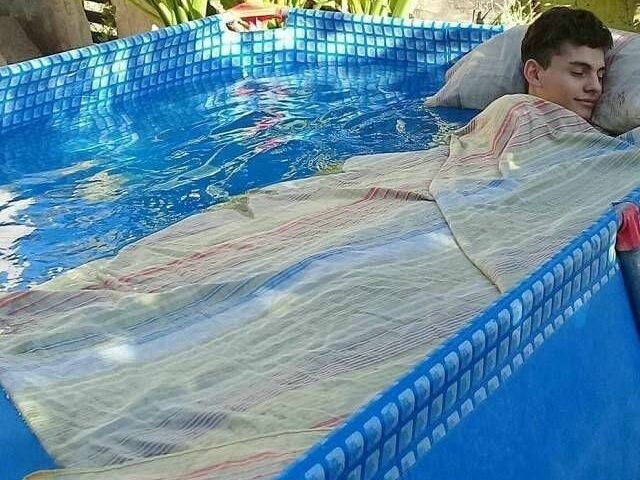 Vou ficar na piscina o dia todo, ninguém me tira!