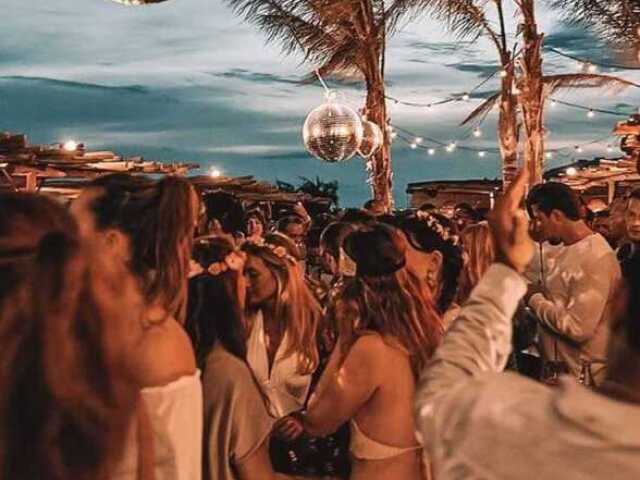 Curtir a vida noturna em
festas ou restaurantes em Ibiza