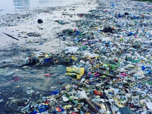 Essa poluição é caracterizada pelo aumento de lixo nos rios mares lagos e oceanos.