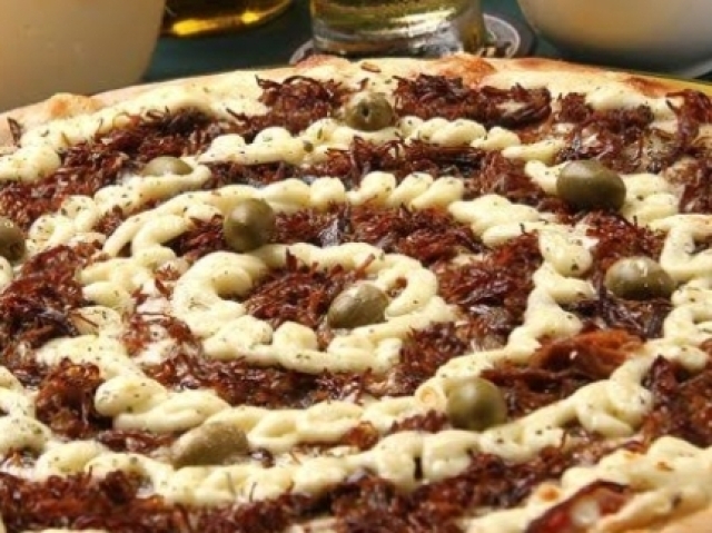 Pizza de carne do sol, com borda recheada