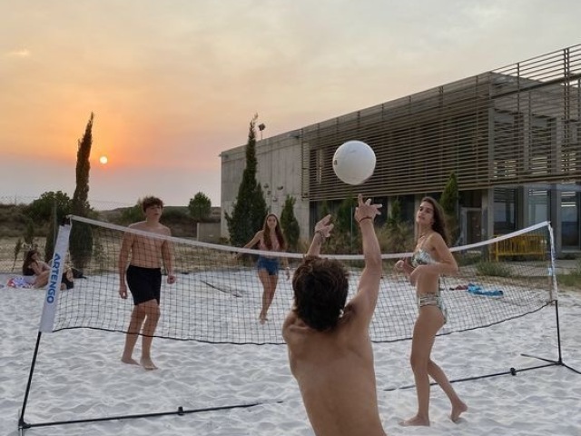 Vôlei na praia de tardezinha.