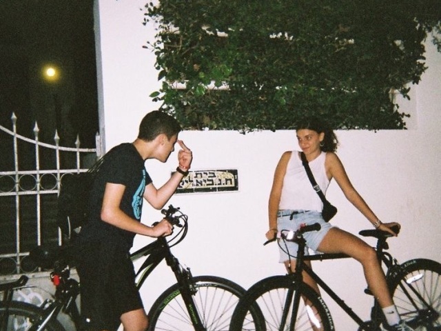 Ir em um passeio de bicicleta e explorar sua cidade na calada da noite com seus amigos.