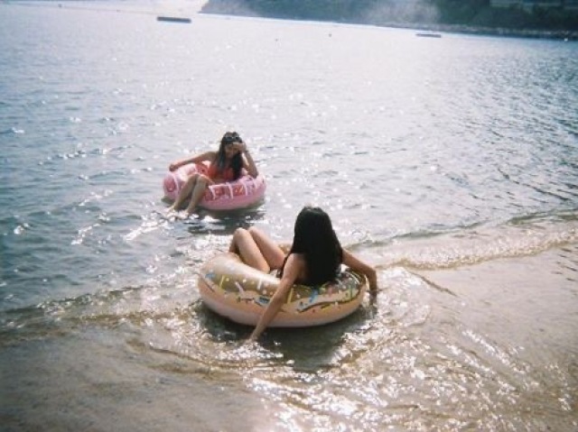 Pegar ondas com boias de plástico em um mar agitado.