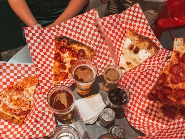 Pizza em um barzinho enquanto jogamos ou apostamos algo!